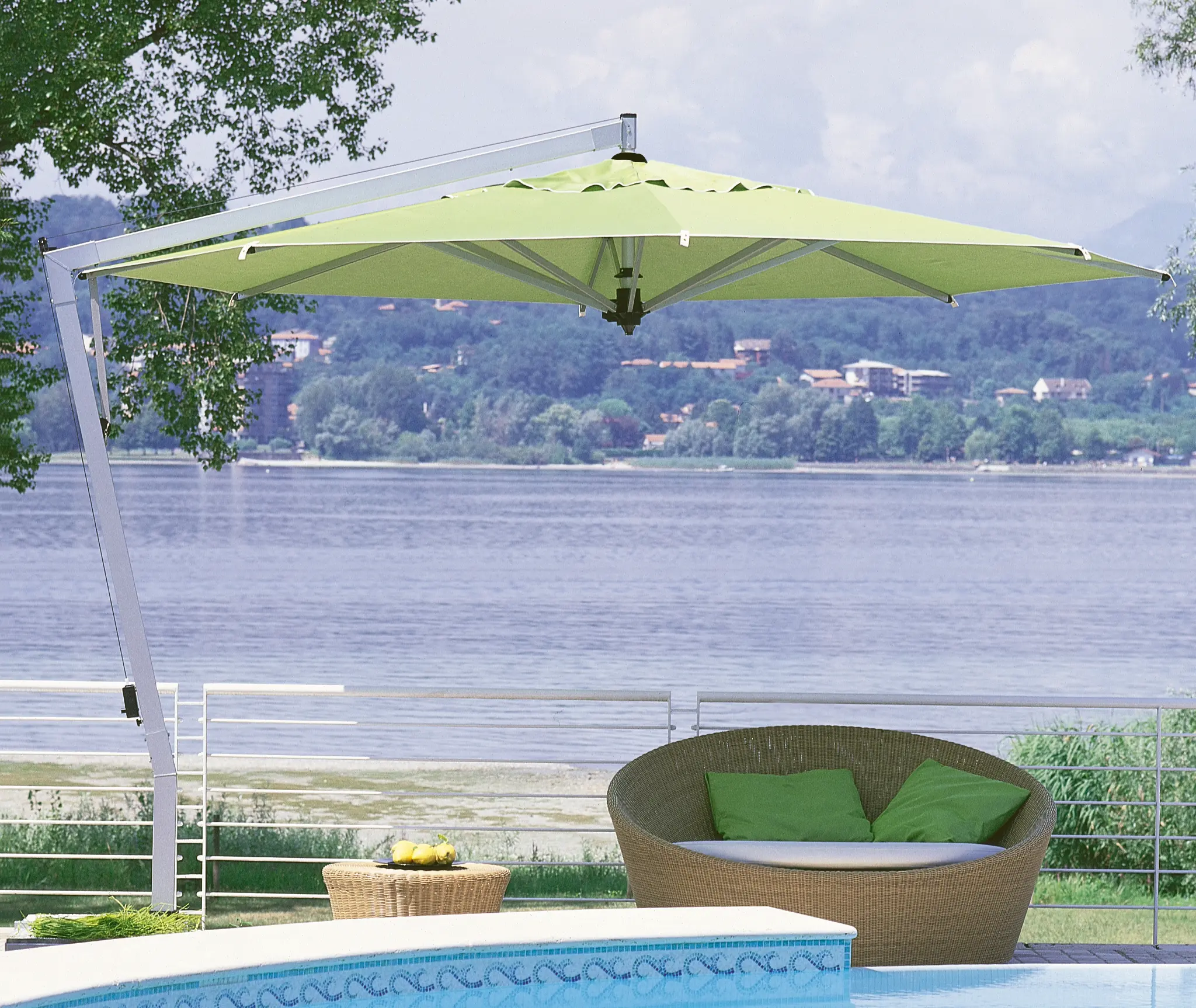 FIM Capri P20 13 ft round cantilever umbrella